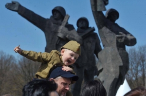 Twitter: найдется ли политик, который в открытую осудит празднование 9 мая?