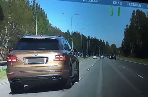Водитель Bentley мчался по Юрмальской трассе со скоростью 150 км в час