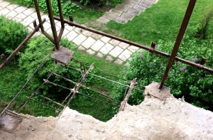 Жительница Олайне вернулась домой и не обнаружила балкона