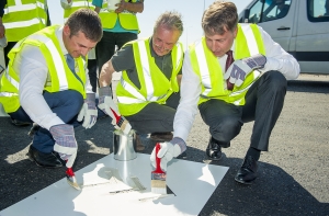 Проверка дорог: Аугулис и глава LVC нанесли на асфальт древний знак