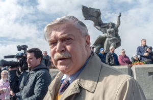 Посол России: Латвия чешет правой рукой левое ухо