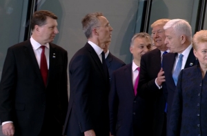 Трамп грубо оттолкнул премьера Черногории на саммите НАТО