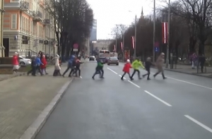 Учительница заставила детей перебегать дорогу перед троллейбусом