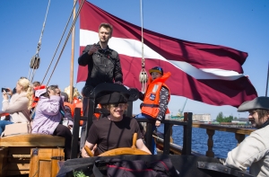 Свистать всех на борт! Дети из соцдомов покатались на знаменитых кораблях