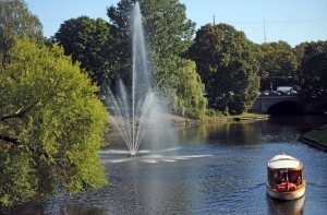 Полицейский спас тонущего в Рижском канале пьяного британца