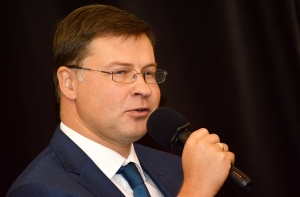 Домбровскис: бюджетный дефицит Латвии существенно увеличится