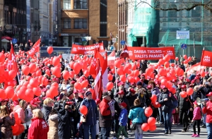 Около 500 человек в Риге участвуют в первомайском шествии