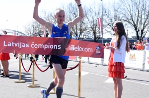 Латвийский бегун Жолнерович установил на марафоне новый рекорд Латвии