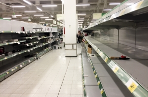 Перед закрытием Prisma покупатели сметают товары с полок магазина