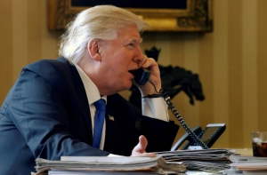 AP: Трамп охотно делится номером мобильного с мировыми лидерами