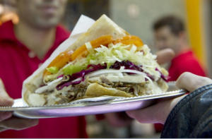 Рижанин Райвис в шоке: работники «Pakistānas kebabs» не понимают по-латышски