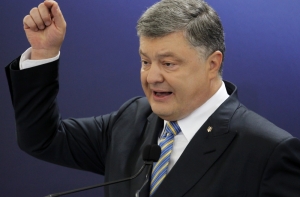 Порошенко осудил сына за футболку с «Россией»