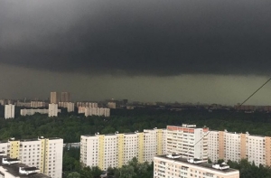 Очевидец непогоды в Москве: на улице темно, как ночью, боимся выходить