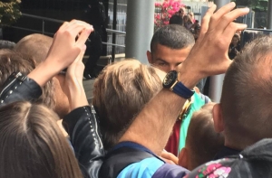 Роналду пообщался с караулившими у гостиницы Radisson Blu мальчишками