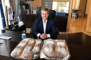 Ушаков показал крендель, подаренный ему в день 41-летия