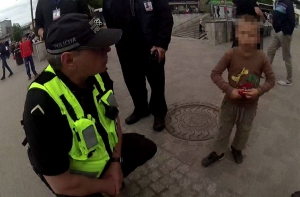 Пьяная мать выгнала из дома 5-летнего сына: два дня малыш катался в троллейбусе