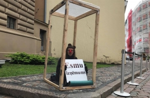 Люди в клетках протестуют около Сейма