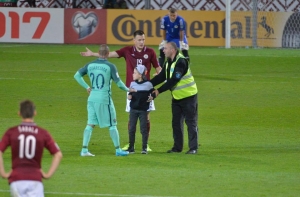 Twitter: наказать родителей выбежавших на футбольное поле детей!