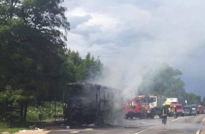 В Латгале загорелся автобус с детской футбольной командой