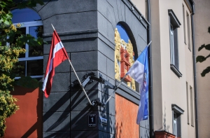 Минобразования: мы не собираемся отбирать рижские школы!