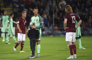 Футбольная федерация взыщет штраф с родителей выбежавших к Роналду детей