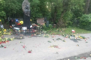 Вандалы осквернили могилу Виктора Цоя в Петербурге