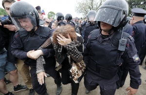 Участница митинга в Москве: ОМОН утаскивал женщин, людей били по голове