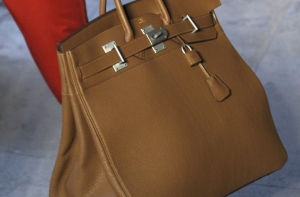 Сумку Birkin с бриллиантами продали за 377 тысяч долларов