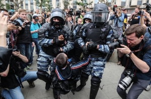 Песков: протестные акции не представляют опасности для Кремля