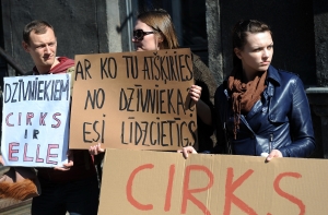 Около Сейма протестуют против демонстрации животных в цирке