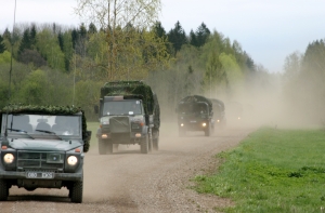 Колонна НАТО под Вентспилсом не поделила дорогу с бензовозом