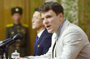 Умер студент из США, осужденный в КНДР за плакат на 15 лет