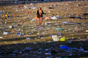 135 000 посетителей Glastonbury оставили после себя больше тысячи тонн мусора