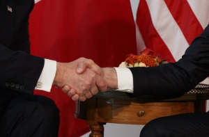 Трамп оставил белый след на руке вьетнамского премьера