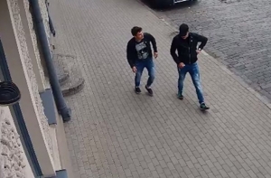 Полиция разыскивает злоумышленников, ограбивших таксиста в центре Риги