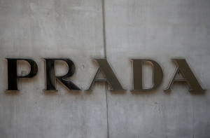 Prada сшила футболки для феминисток