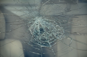 Семейные разборки в Иманте: женщина бутылкой разбила машину мужа