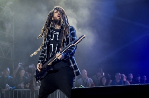 Гитариста Korn раскритиковали за слово «трус» в адрес лидера Linkin Park