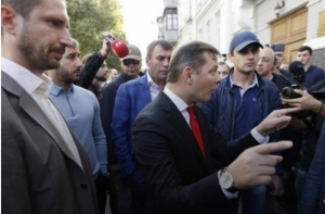 Депутаты Рады подрались у здания суда в Киеве