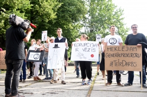 Более ста пикетчиков требуют отставки генпрокурора