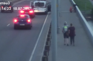 Смелая прохожая и полицейские спасли самоубийцу в центре Риги