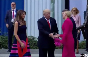 Трамп промахнулся с рукопожатием