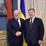 Обнаженная женщина выпрыгнула перед Порошенко и Лукашенко