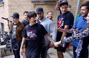 Red Hot Chili Peppers перед концертом на Луцавсале раздали автографы