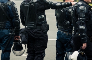 Бойцы Omega в масках и с собаками провели спецоперацию в Саулкрасты