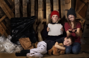 Двое мальчиков просили в Риге милостыню, чтобы купить еду