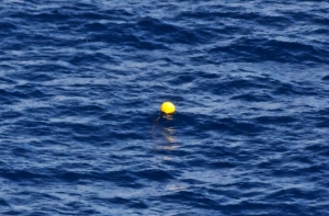 Спасатели нашли в море державшегося за буй мальчика