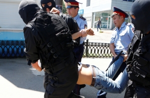 В Казахстане пьяные полицейские устроили драку с поножовщиной (ВИДЕО)
