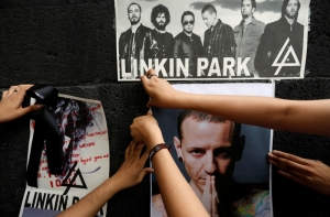 Траурные таблички с похорон лидера Linkin Park продают на eBay