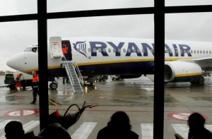 Ryanair намерен ограничить продажу алкоголя на борту самолета